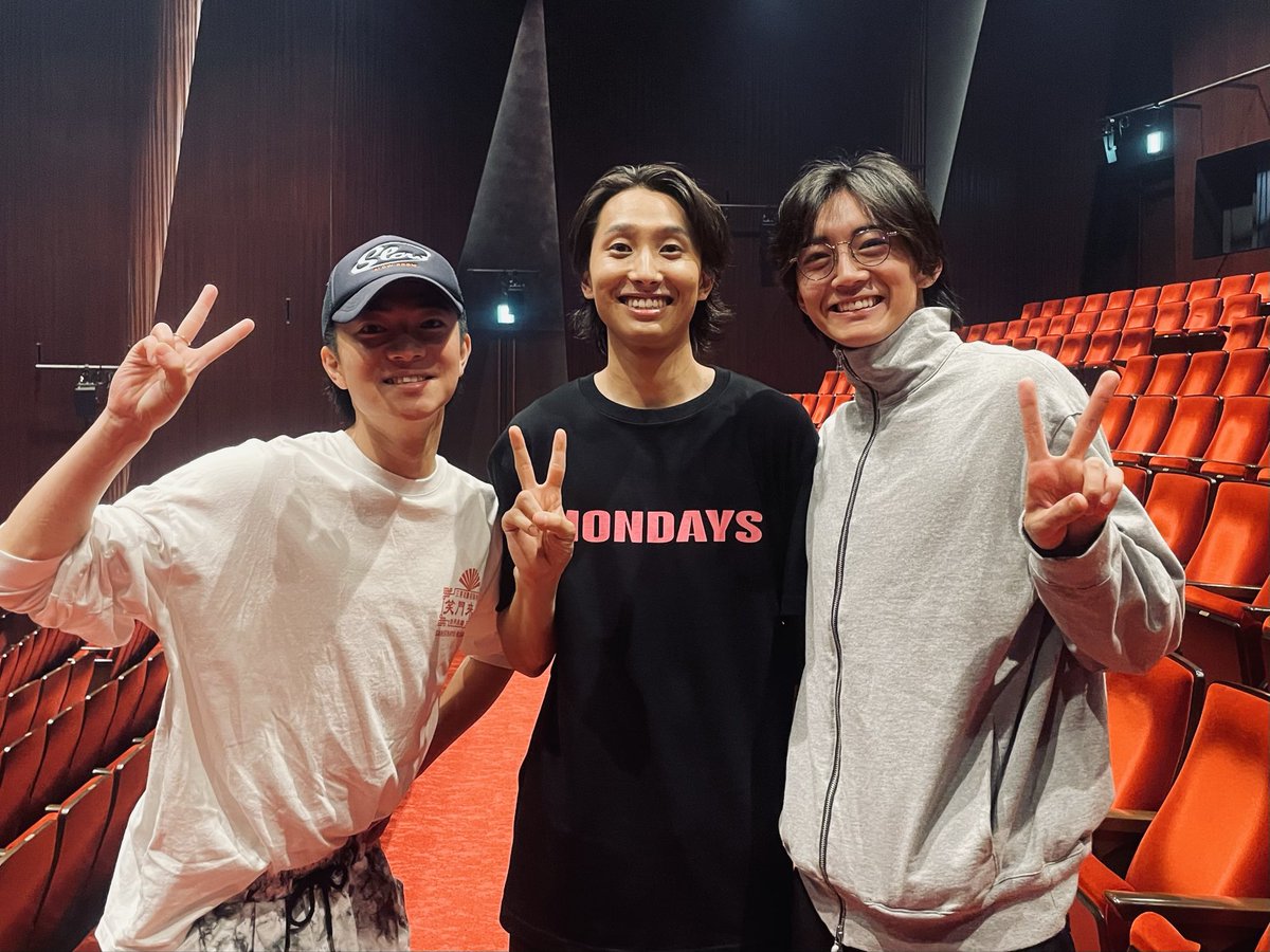 今日はなんと5月にお世話になった #7ORDER のナガツとモロさんが来てくれました！
久しぶりに会えて嬉しかった👐
明日からも頑張ります🕊️

#諸星翔希 
#長妻怜央 
#音楽劇MONDAYS