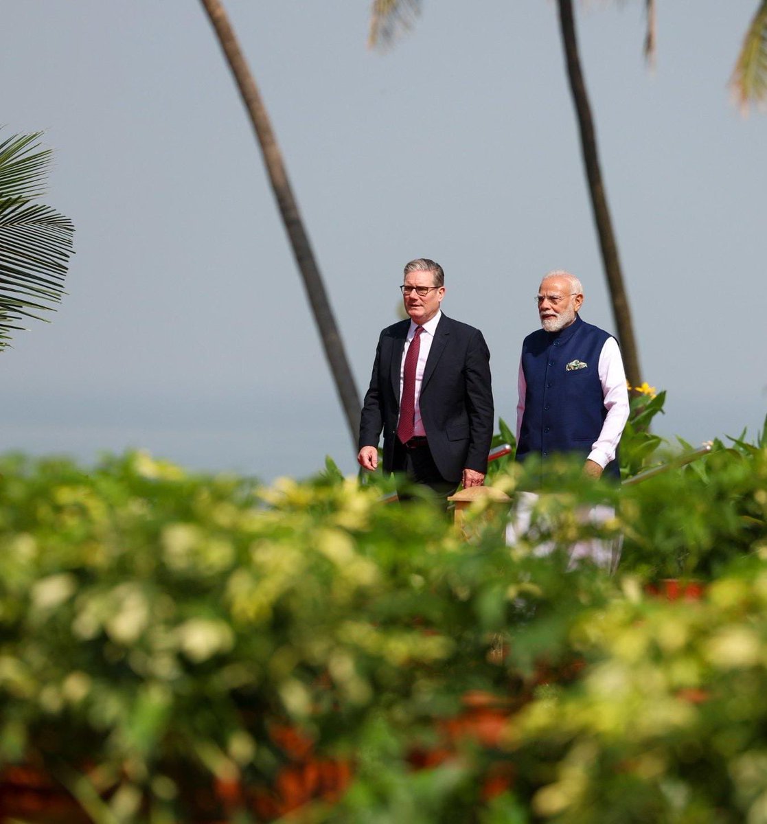 iSinghApurva's tweet image. आज मुंबई में ब्रिटेन प्रधानमंत्री के साथ प्रधानमंत्री मोदी जी।