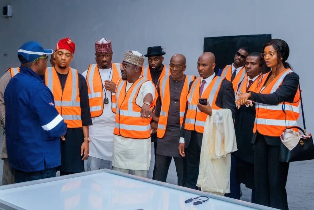 TheNationNews's tweet photo. PHOTOS: Nigeria exports locally made solar panels to Ghana in renewable energy milestone

In a landmark achievement for Nigeria’s renewable energy sector, Levene Photovoltaic Technologies, a partner of the Rural Electrification Agency (REA), has exported solar panels manufactured  to Accra, Ghana. 

This marks the first export of its kind and underscores Nigeria’s growing capacity to produce and supply clean energy solutions regionally.
----
Continue reading in the comment section