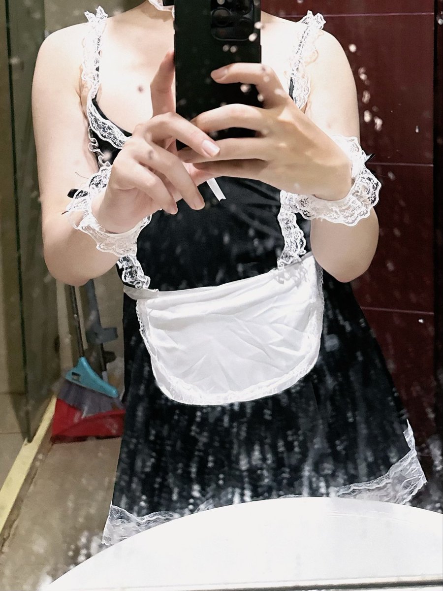 Kending889's tweet photo. 穿女仆装cosplay 被操，满满羞耻感和硬的鸡巴，撩开裙子撅着屁股等着被男人操，而自己的鸡巴只能放在小小的女士内裤里顶着。#做爱 #女仆 #女仆装 #cosplay #gay #男大宿舍 #男大 #男高 #体育生直男 https://t.co/J57brnKM9U