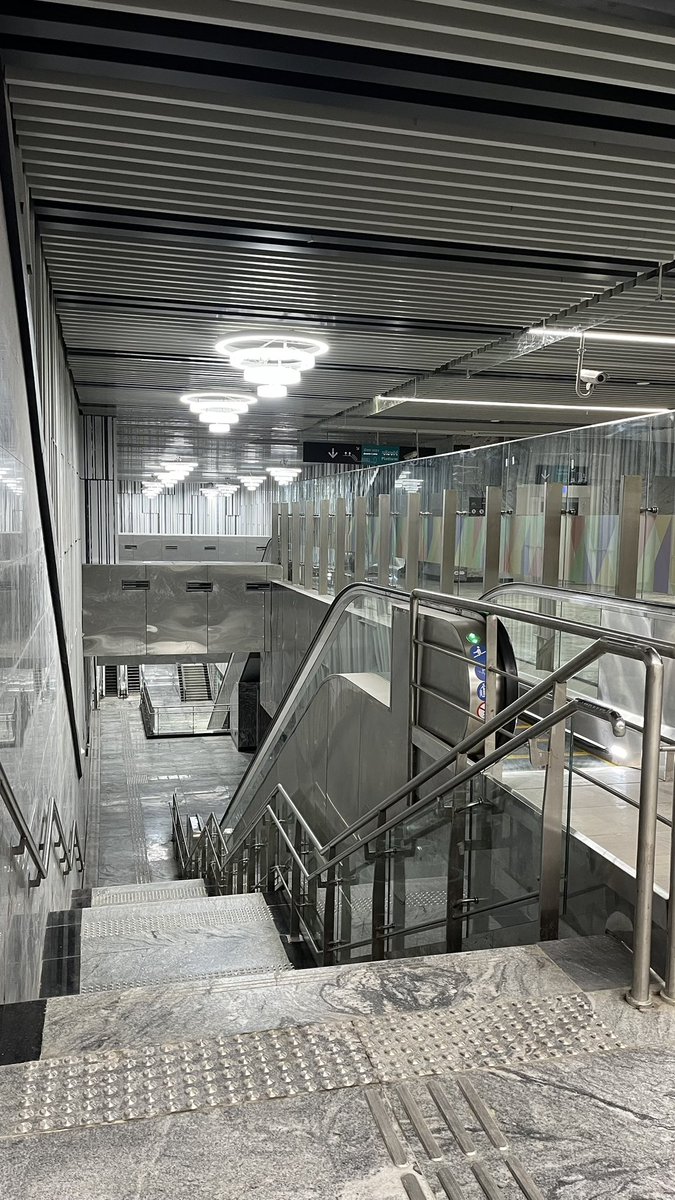 marinebharat's tweet image. Mumbai Metro Line 3 is the most difficult Infrastructure Project in India 🇮🇳 - Metroman Dr E Shreedharan
Those not from Mumbai must understand below points
🔸 Super dense areas of more than 50,000 people per sq km
🔸 3500 MM Annual Rainfall
🔸 Unmapped Utilities since 100 plus…