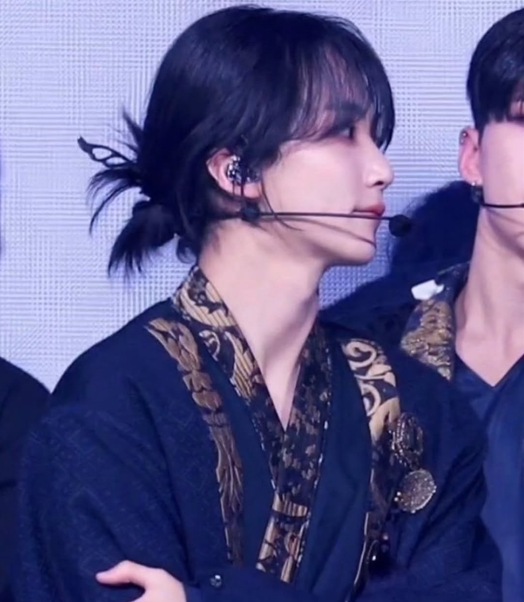 Sugar down bad for Jeonghan tweet media