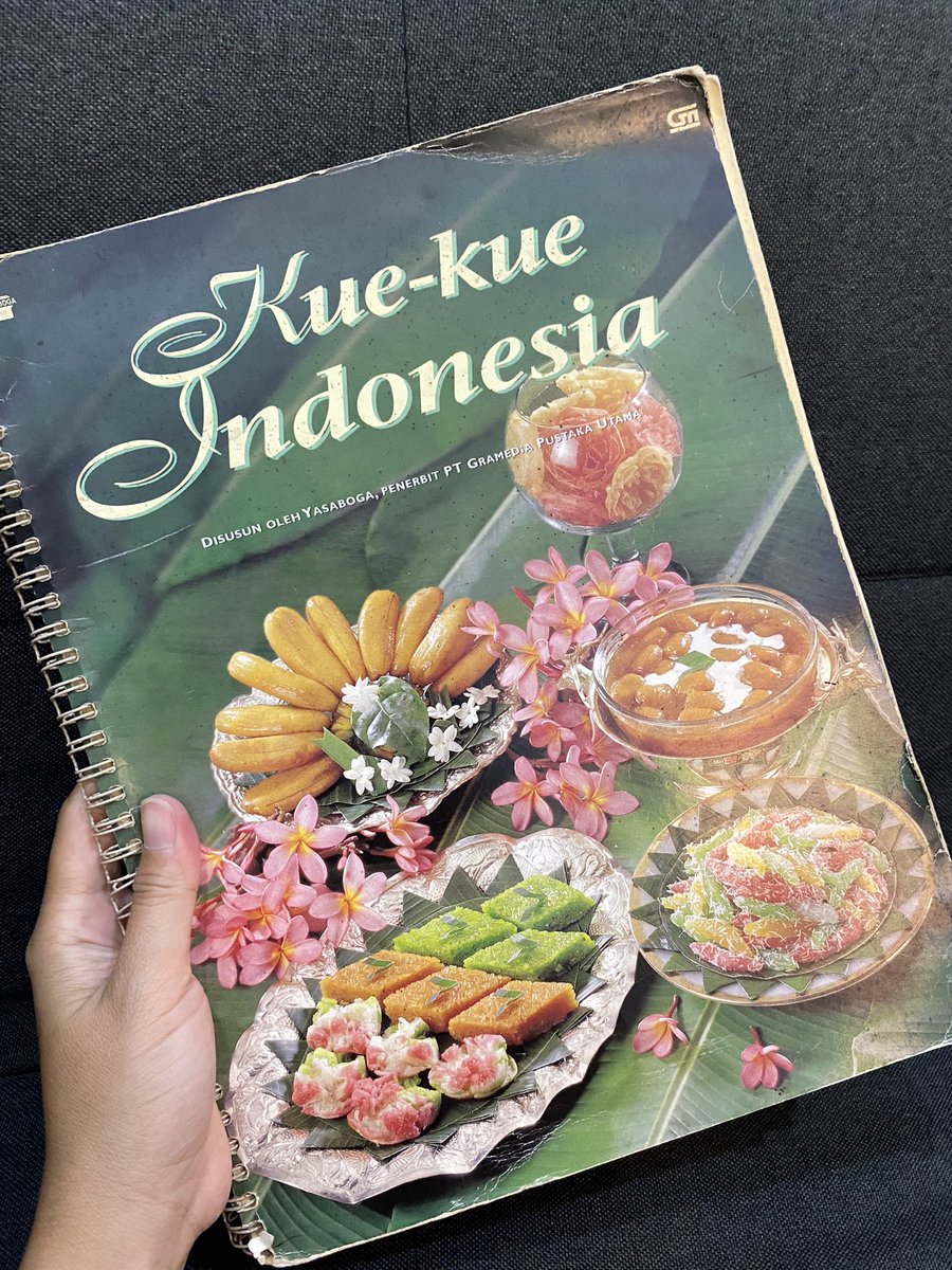 muandzzz's tweet photo. @meecin_ Kue-kue Indonesia kebanyakan gluten free. Baru saja membuat cucur gluten free. Kalo cari di yutub rata-rata pada pake campuran tepung terigu, tp di buku resep ini full tepung beras 😊 https://t.co/EpAfuJQ8VW