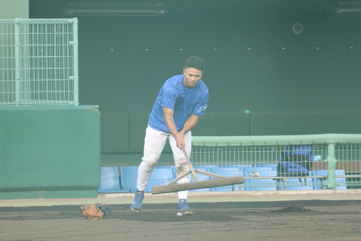 最後にトンボがけ、用具片付けで完了！ 石橋くんはこれでフェニックス