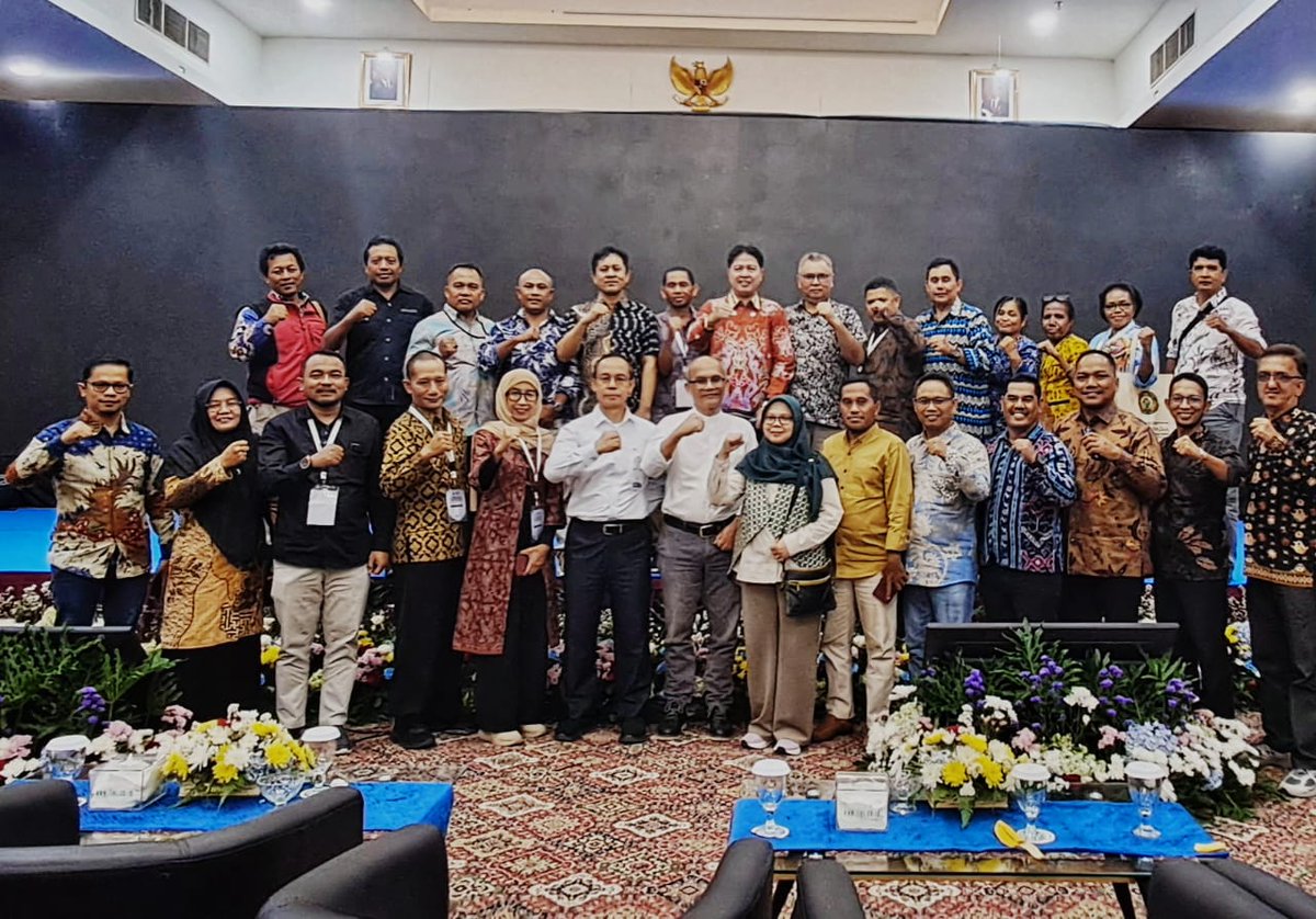 ardids's tweet image. Pemberian penghargaan oleh menteri desa, PDT kepada desa berkinerja terbaik dalam konvergensi penurunan stunting di Indonesia 
@prabowo
@YandriSusanto
@ArizaPatria

#DesaTerbaik
#TerimaKasihPakMentriDesa