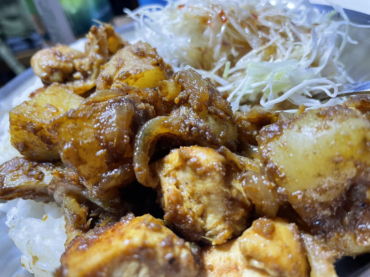 ガラムマサラとナンプラーでやったチキン。
辛くて美味い。酒ばかり進む。