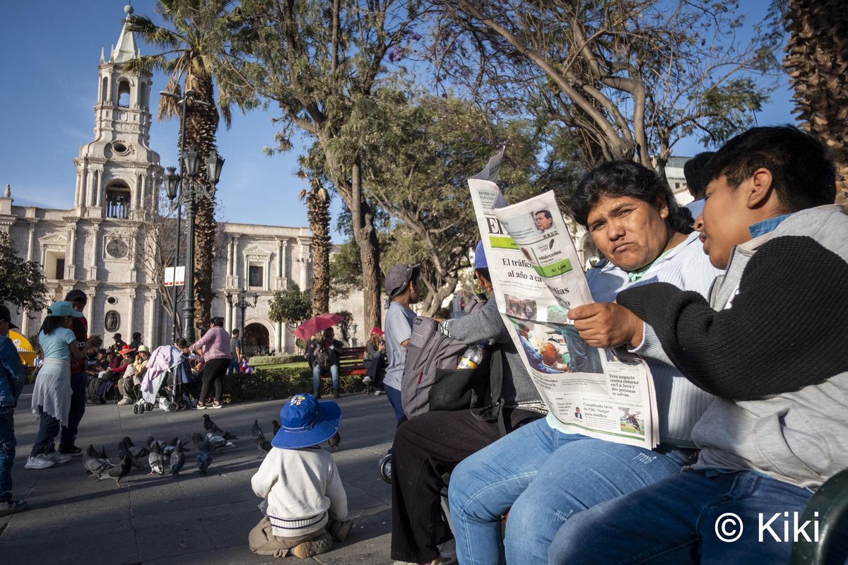 𝐀𝐲𝐞𝐫 𝐟𝐮𝐞 𝐟𝐞𝐫𝐢𝐚𝐝𝐨 𝐞𝐧 𝐀𝐫𝐞𝐪𝐮𝐢𝐩𝐚, 𝐥𝐚 𝐜𝐢𝐮𝐝𝐚𝐝 𝐝𝐞 𝐕𝐚𝐫𝐠𝐚𝐬 𝐋𝐥𝐨𝐬𝐚, y se notaba en la Plaza de Armas: madres con sus niños, vendedores de globos, fotógrafos ambulantes que ofrecían retratar a las muchachas, las terrazas con vistas a la catedral