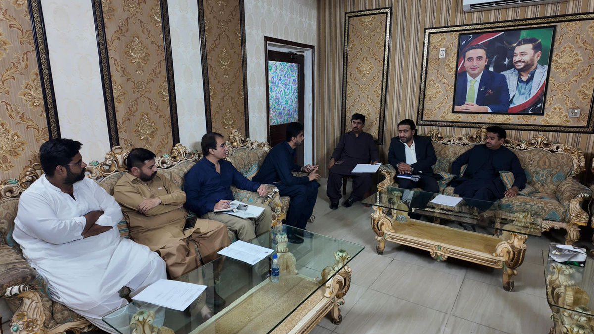 #حیدرآباد: میئر حیدرآباد کاشف علی شورو کی زیر صدارت ضلع حیدرآباد کی ٹاؤن میونسپل کارپوریشنز کے کمشنرز کا اجلاس منعقد ہوا۔ 

اجلاس میں ملیریا اور ڈینگی کی روک تھام کے لیے پیشگی اقدامات پر غور کیا گیا۔
#میٸر_بدل_رہا_ہے_حیدرآباد
<a href="/BBhuttoZardari/">Bilawal Bhutto Zardari</a> <a href="/KashifShoroPPP/">Kashif Shoro</a>