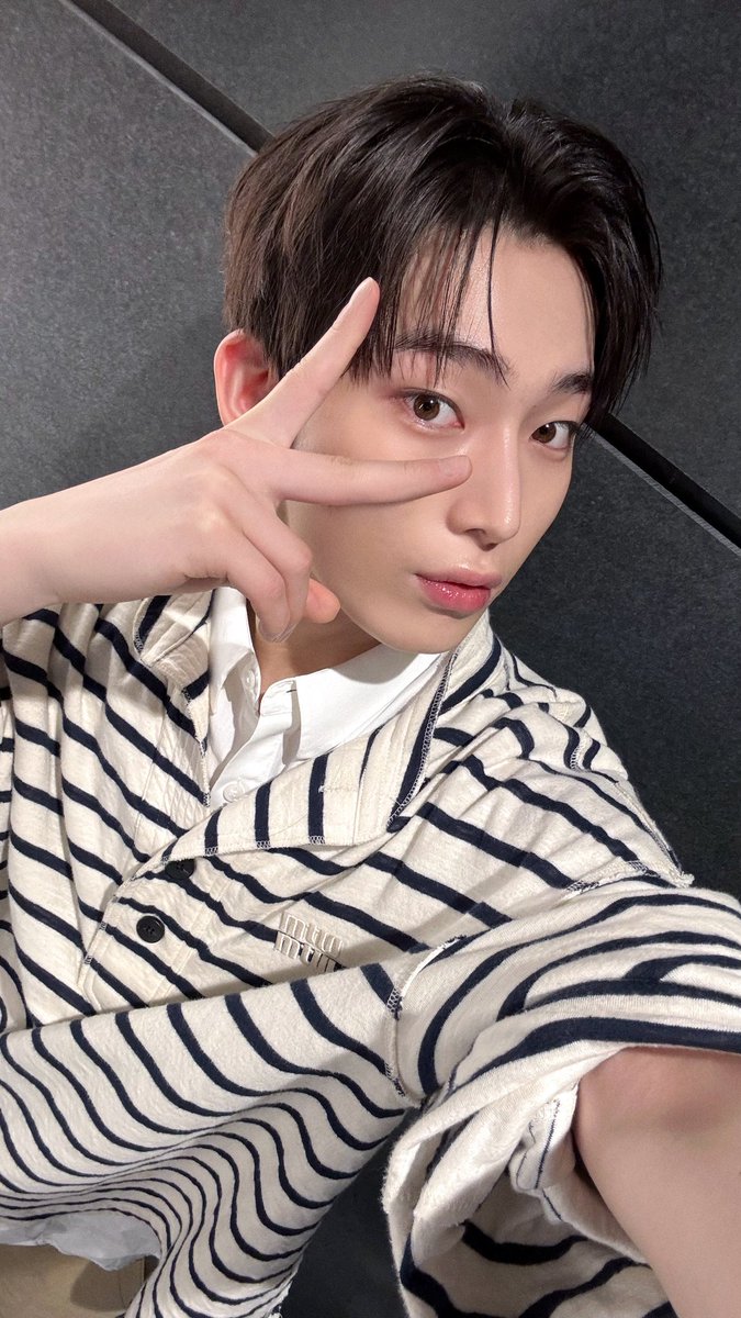 enhypenweverse's tweet photo. [ #선우’s Post ] 251009

#SUNOO: Chuk - Chukguneun mothajiman [Although I can’t play football]
Ha - Haru jongil enjin saenggak hago [(I can) think about ENGENE all day and]
Hae - Haedallaneungeo dahago [(I can) do everything that I want to do and]
En - Enjinman bomyeon himi nago [(I can) gain strength just by seeing ENGENE]
Jin - Jinshimeuro neul gomawo [I’m always sincerely grateful] 

@ENHYPEN_members @ENHYPEN #ENHYPEN #엔하이픈