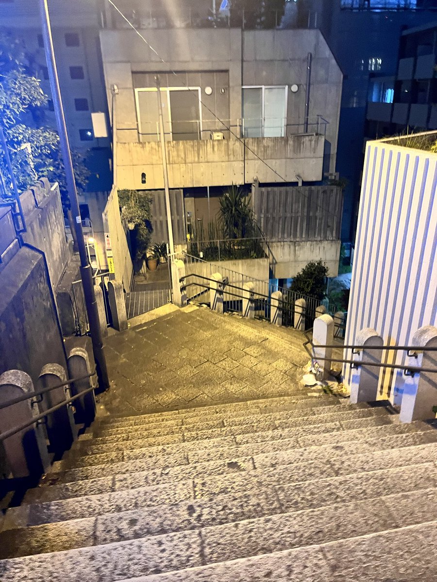 no_electric_plz's tweet image. チェンソーマンの例の階段の近くたまたま通ったので聖地巡礼してきた！