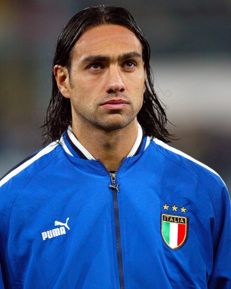 IFTVofficial's tweet photo. Nesta on why tactics don’t work for National Teams 👀🇮🇹

🗣️ “The national team doesn’t need tactics, you’re only together 3-4 days. If you teach tactics they leave and go back to their clubs, come back 2 months later and they forgot everything.”

(Aka one of the reasons it didn’t work with Spalletti)