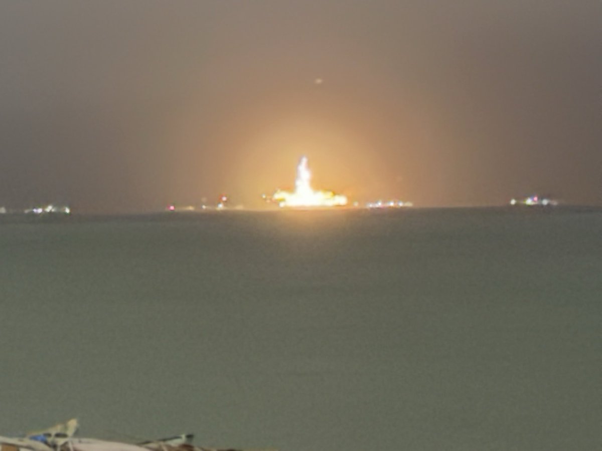 裏の千本浜までロングツーリングしてきた🏍️いや〜なかなかいいバイク🏍️このくらいがちょうどいい。と、バイク乗りみたいなことを言ってみる。とりあえず #spコネクト つけて、 #motone のバーエンド付けて、ミラーを替えて、車載工具入れをぶら下げて。俺センスいいね👍JAMSTECのちきゅうが避難中⛴️