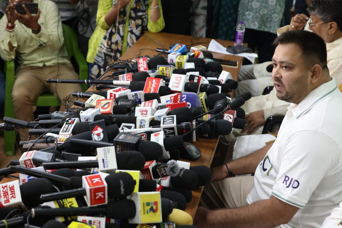 👍🎤 जो नेता मीडिया का सामना करने से कतराते हैं, वहीं तेजस्वी यादव पूरे आत्मविश्वास के साथ इतनी बड़ी मीडिया भीड़ के सामने बैठते हैं।
यह उनकी हिम्मत, पारदर्शिता और जनता से जुड़ाव का सबूत है। 💪
सच्चा नेता वही है जो सवालों से भागे नहीं, बल्कि डटकर जवाब दे – #तेजस्वीयादव