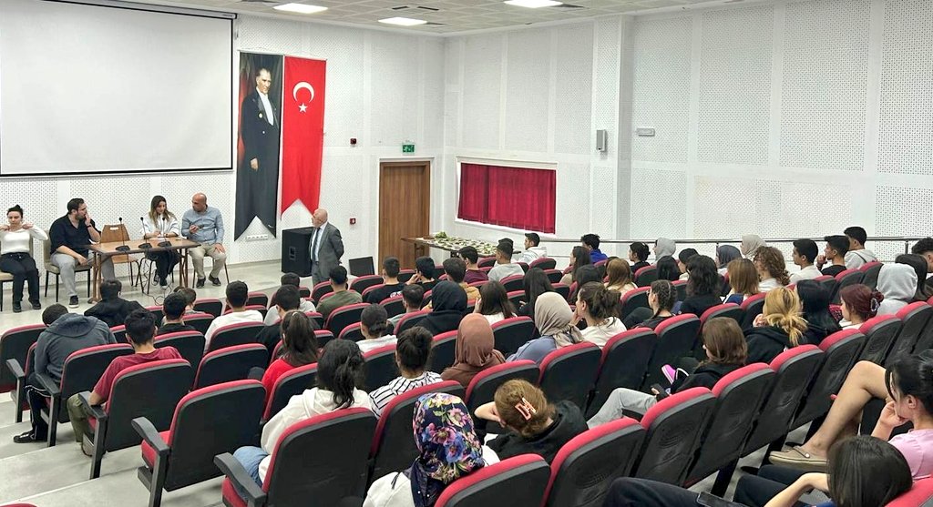 AnkaraKYGM's tweet photo. 📍Ayaş Yurdu

Yurdumuza yeni kayıt yaptıran gençleri yurt yaşamı ve yurt kuralları hakkında bilgilendirmek amacıyla uyum ve iletişim toplantısı düzenlendi. https://t.co/x2Vy3FFXGl