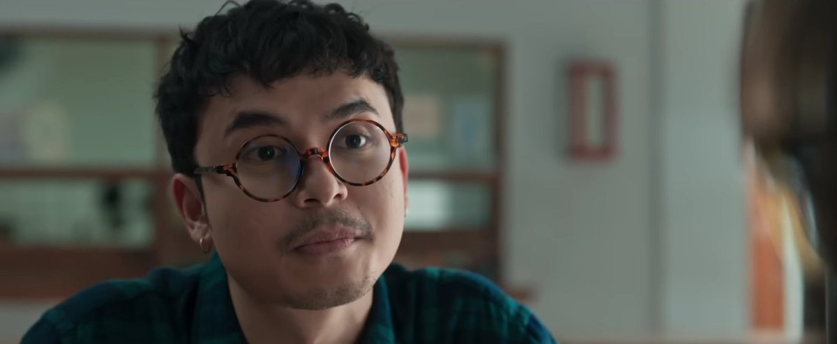 Dua cowok ngelamar hampir barengan. Sebutlah yang satu lebih mapan, yang satunya lebih fun.

Kalo kamu di posisi Enzy, lebih yakin nikah sama siapa?