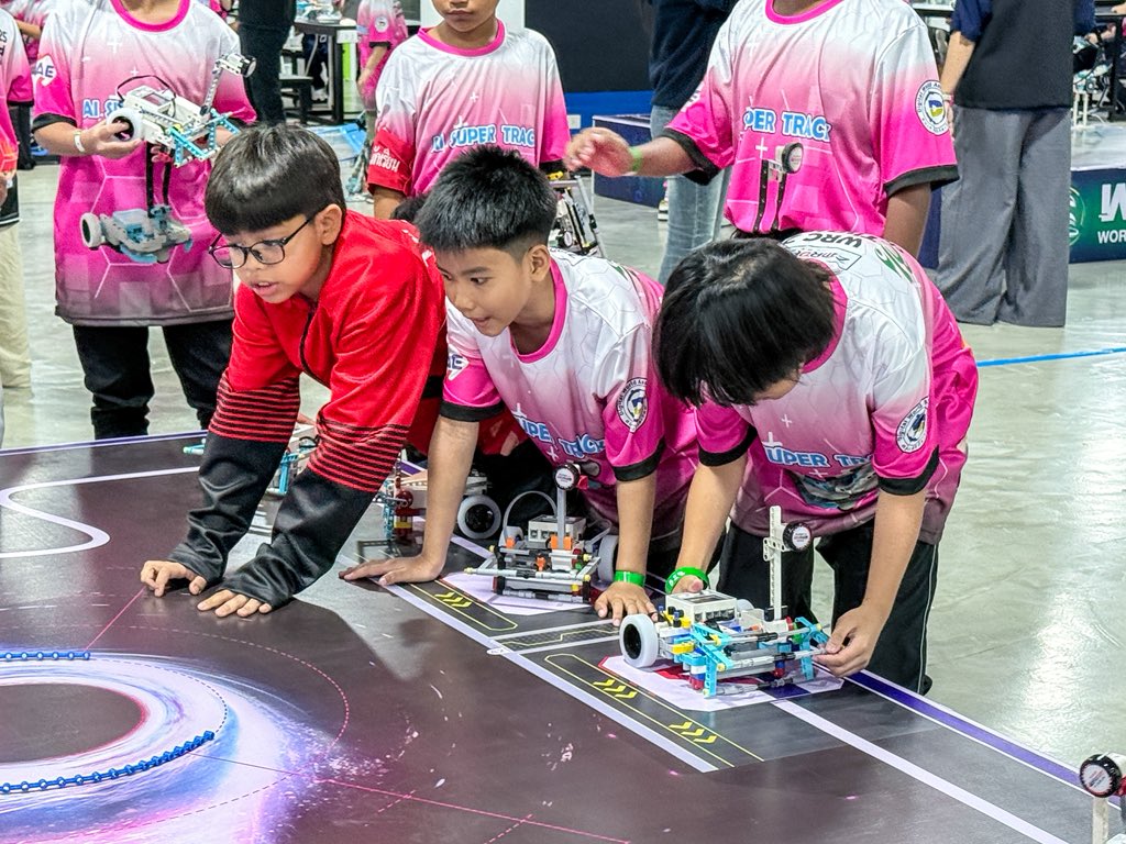 zmrobot's tweet image. Congratulations!
2025WRC Thailand Championship competition, 3rd-5th, October!
The teams are exposed to robots step by step, from simple construction to programming and then challenge in competition.
  --ZMROBO Super AI
#WRC #SuperAI #SuperTrack #robot