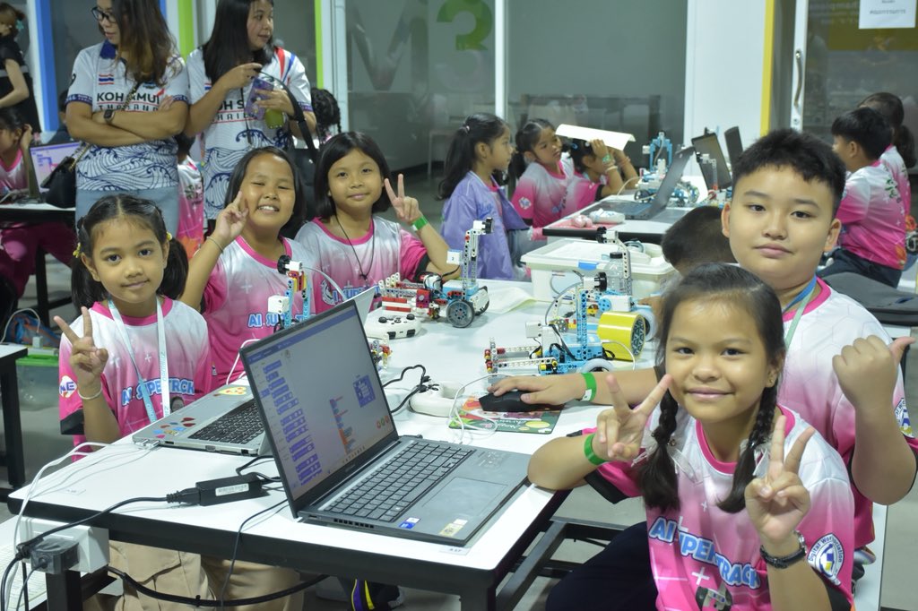 zmrobot's tweet image. Congratulations!
2025WRC Thailand Championship competition, 3rd-5th, October!
The teams are exposed to robots step by step, from simple construction to programming and then challenge in competition.
  --ZMROBO Super AI
#WRC #SuperAI #SuperTrack #robot