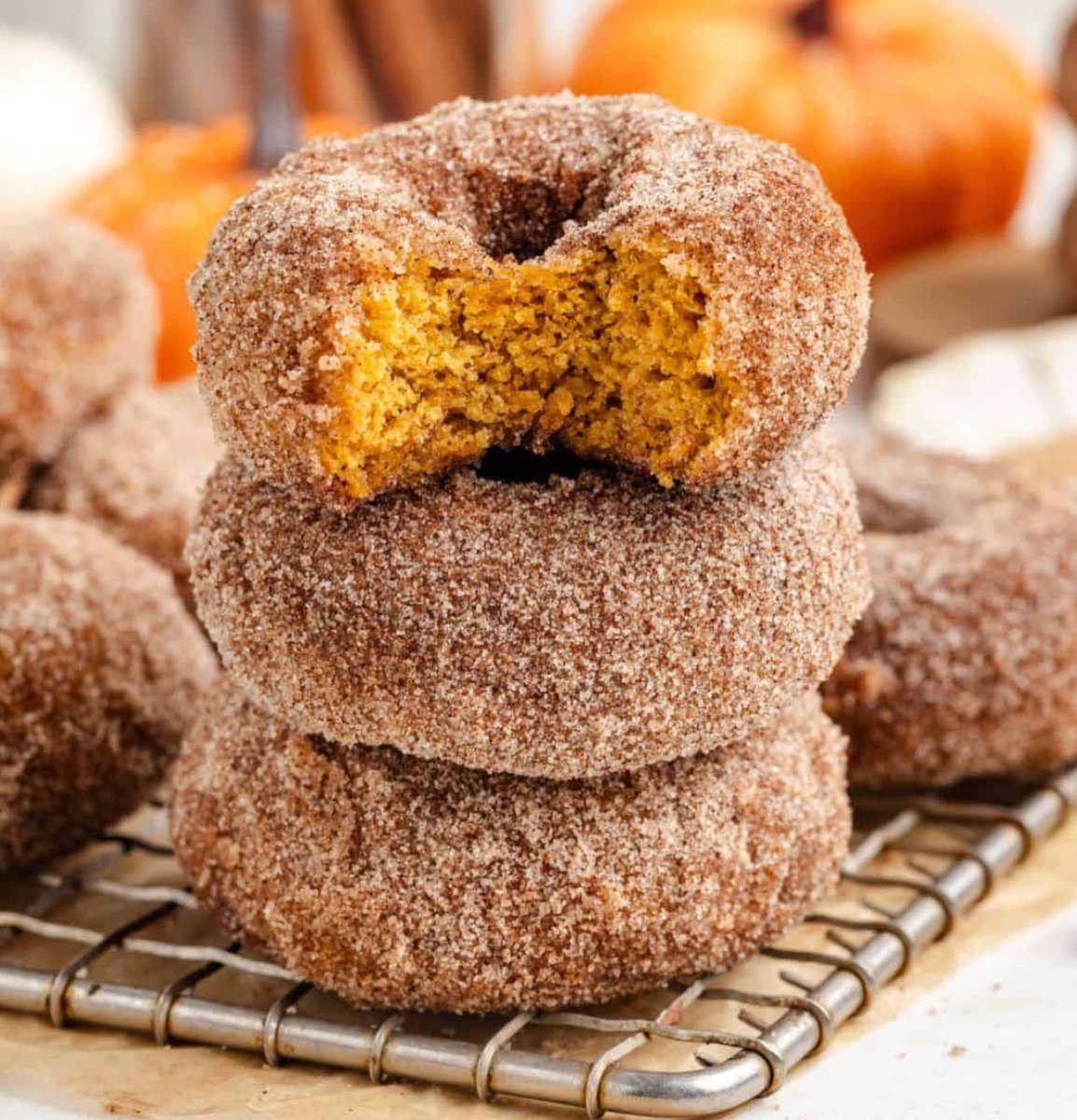 Alert 🚨👇🏼🎃
Pumpkin Cinnamon Sugar donuts available Friday through Sunday! Come get some!