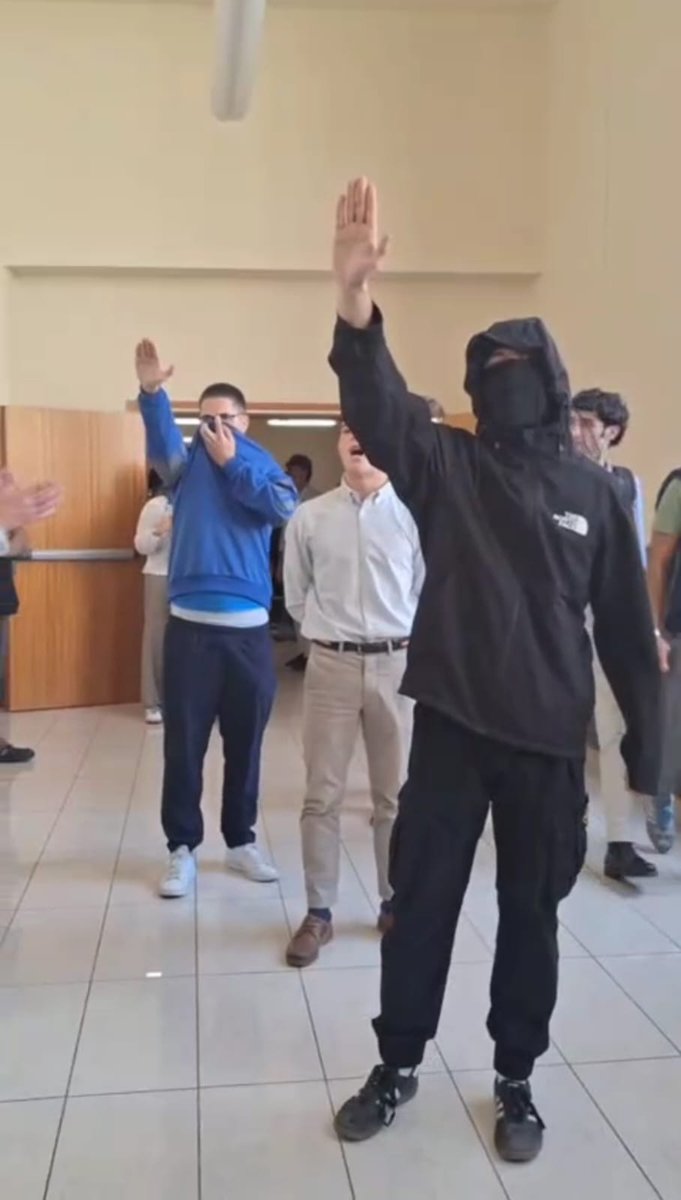 🇵🇸Hoy, durante el encierro por #Palestina en la Universidad de #Valladolid, un grupo de fascistas vino a provocar, llegando a cantar una versión del cara al sol.

Según me informan activistas, se fueron rápidamente cuando la policía llegó a la facultad.