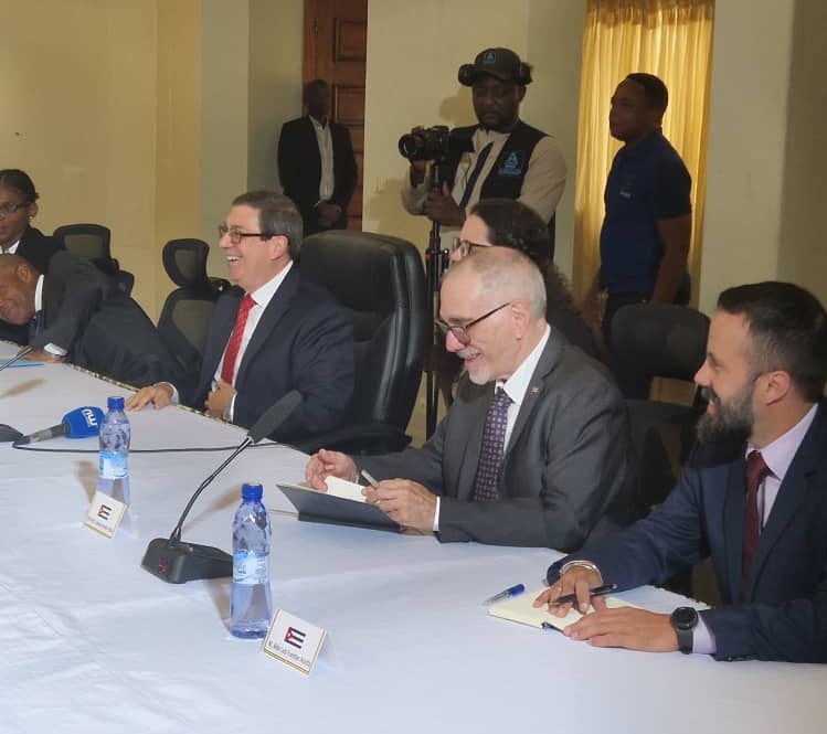 BrunoRguezP's tweet image. Gran satisfacción de reencontrar al Canciller @rdussey, como parte mi visita oficial a #Togo.

Destaqué importancia #Cuba concede a fomento diálogo político-diplomático. Trasladé voluntad seguir trabajando para fortalecer relaciones de amistad y dinamizar vínculos de cooperación.