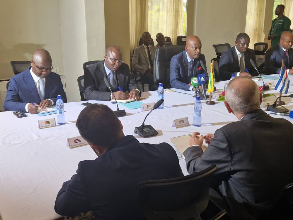 BrunoRguezP's tweet image. Gran satisfacción de reencontrar al Canciller @rdussey, como parte mi visita oficial a #Togo.

Destaqué importancia #Cuba concede a fomento diálogo político-diplomático. Trasladé voluntad seguir trabajando para fortalecer relaciones de amistad y dinamizar vínculos de cooperación.