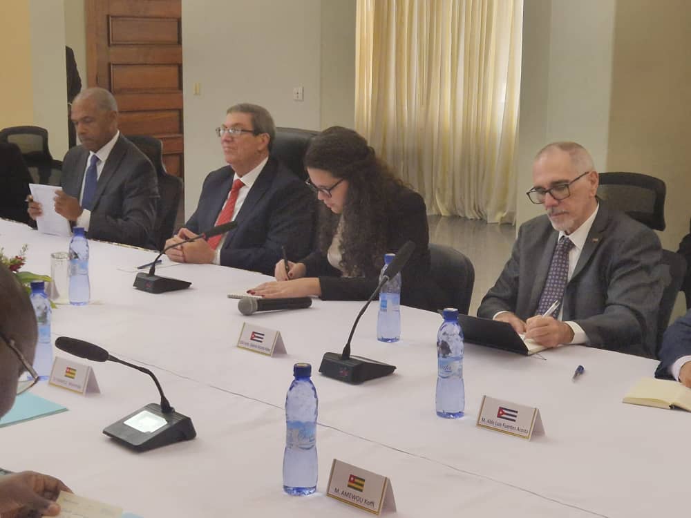 BrunoRguezP's tweet image. Gran satisfacción de reencontrar al Canciller @rdussey, como parte mi visita oficial a #Togo.

Destaqué importancia #Cuba concede a fomento diálogo político-diplomático. Trasladé voluntad seguir trabajando para fortalecer relaciones de amistad y dinamizar vínculos de cooperación.