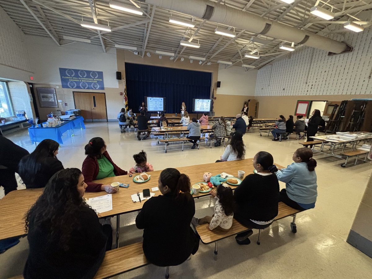 es_flower's tweet image. Flower Hill’s Emerging Multilingual Learner family breakfast!
We came for the alote but stayed for a lot of great information, resources, and bilingual books. ¡Nosotros somos Flower Hill!