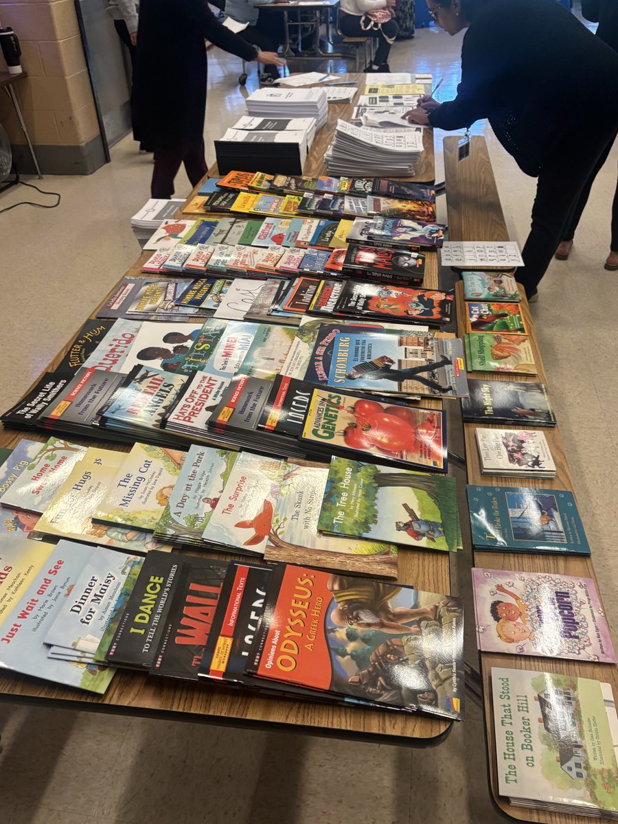 es_flower's tweet image. Flower Hill’s Emerging Multilingual Learner family breakfast!
We came for the alote but stayed for a lot of great information, resources, and bilingual books. ¡Nosotros somos Flower Hill!