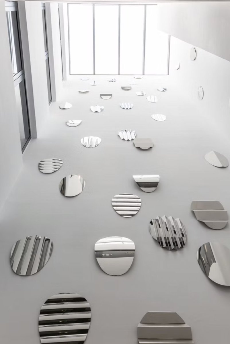 immeuble_oeuvre's tweet image. ⚙️ #WorkInProgress : invité par @bnppre à s&apos;emparer de la cage d&apos;escalier d&apos;une résidence à @VilleNoisy, Thomas Lardeur a spécialement créé une série, « Face à face », où il exploite toutes les propriétés réfléchissantes et lumineuses d&apos;une matière contemporaine #1immeuble1oeuvre