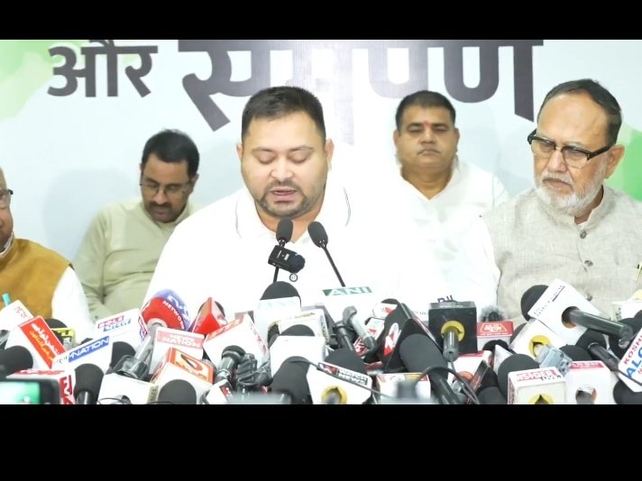 riskyyadav41's tweet image. बिहारियों के पास आखिरी मौका है अपनी पीढ़ियों को सुधारने का अगर इस बार चूके तो जीवन भर लोहा पीटोगे।
लालू यादव ने तुमको आवाज दी खटिया पर बैठाया।
बेटे ने 17 महीने में 5 लाख नौकरी दी तुमहारी जनगणना करवाई।
अब तेजस्वी यादव हर घर में सरकारी नौकरी देने जा रहे हैं।
#नौकरी_मैन_तेजस्वी