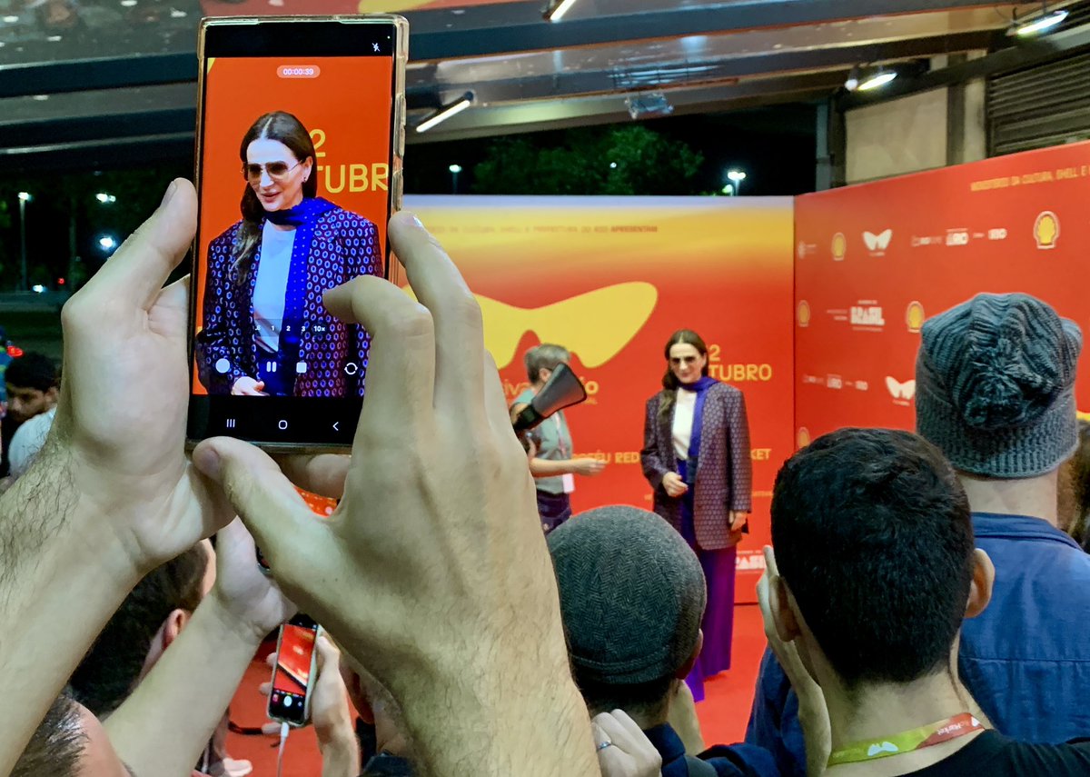 Juliette Binoche may have had to move on from Rio de Janeiro, but there are still opportunities to see her film “In-I in Motion”, her first film as a director. The film screens today at the Cinesystem Belas Artes at 18.30 and on Saturday at Estação NET Gavea at 14.00.