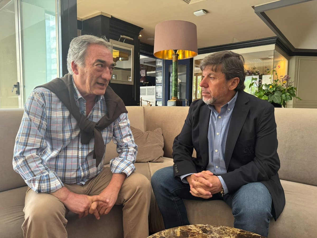 ✍️ No tenemos suerte en el Futsal, los más listos se van o los echan, y nos quedamos con Sedano, Fede, Luciano y ahora parece ser q reglesa Jesús Clavería.
Es la hostia.

Y aprovecho para decir con esta foto, que la dignidad como el respeto no se compra, o se tiene o no se tiene.