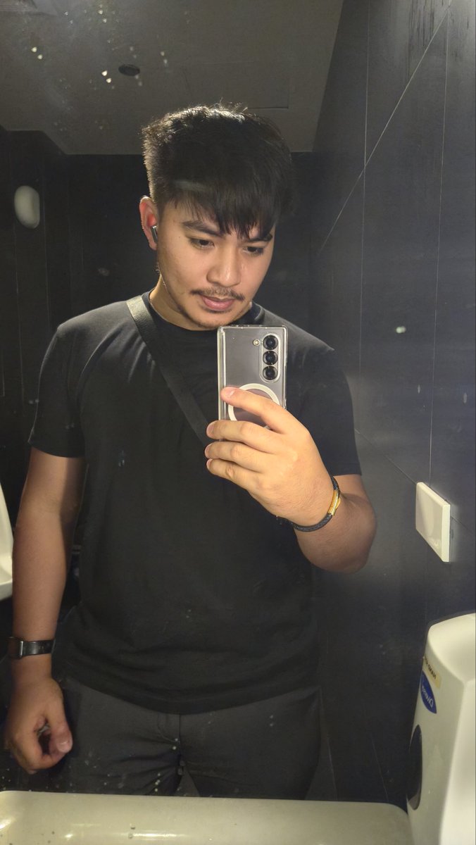Frazzerz's tweet photo. Always the random pics with Mirrors ✔️ https://t.co/FD7BFKasib