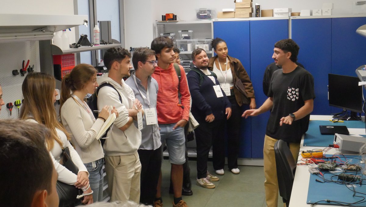 IEEC_space's tweet image. Avui hem rebut els participants de la 10a edició de l’#Innobus! 🚍

🚀 El programa connecta joves talents amb entitats de l’àrea de Barcelona per impulsar la #innovació.

🔭 A l'#IEEC, hem compartit amb els participants la nostra experiència en l'àmbit #espacial, i els hem