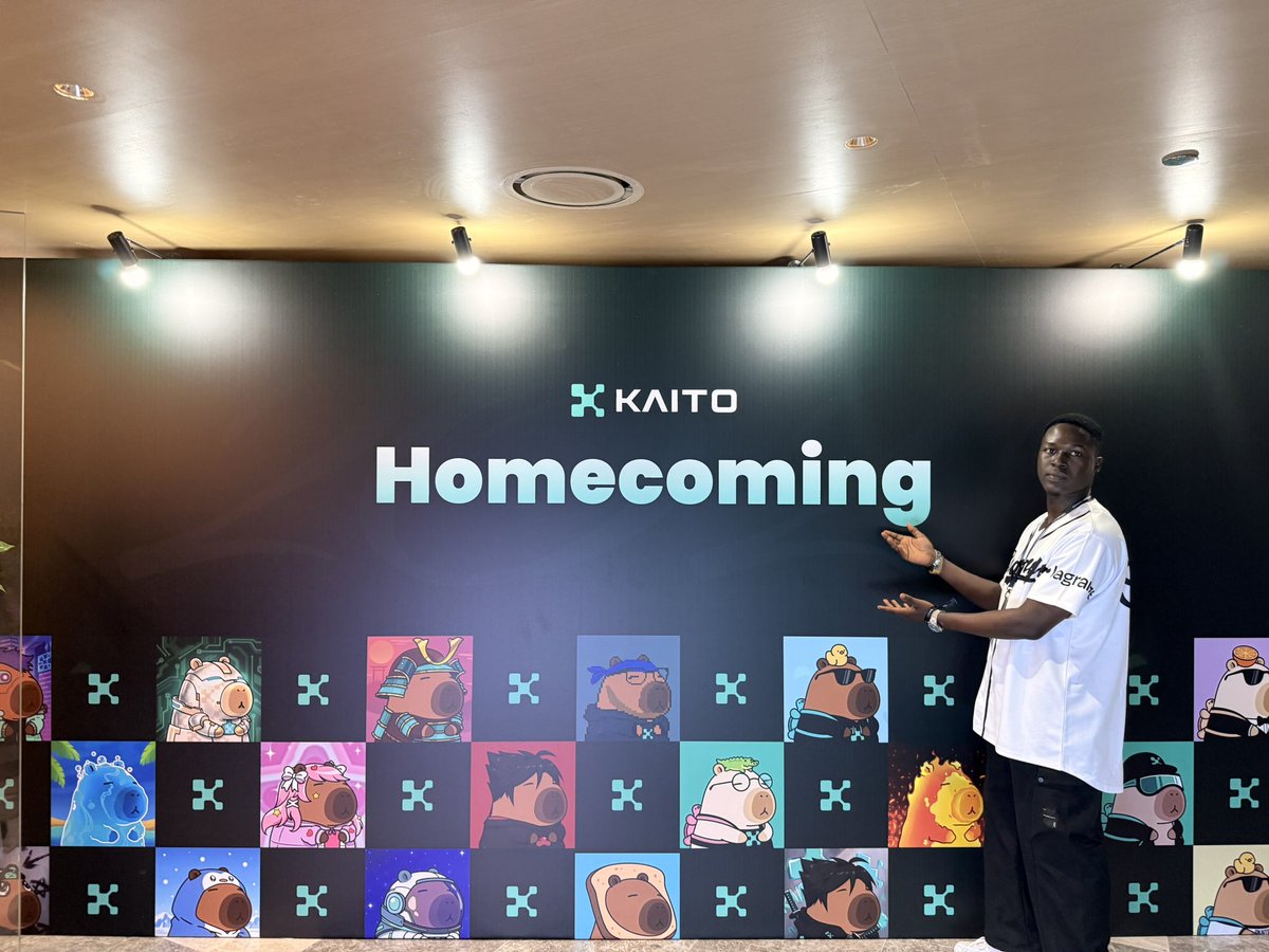 カピバラのキャラクターとスピーカーを配したKAITO Homecomingイベントの背景
