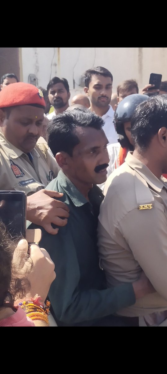 आज ये पकड़े गए है श्रीमान <a href="/gondapolice/">Gonda Police</a> से अनुरोध है कृपया ठीक से व कड़ाई से इनसे पूछताछ करके लोगों का जो वहम है उसको दूर करवाने का कष्ट करें ,झंझरी ब्लॉक के सामने ही पकड़े गए है शक के आधार पर!