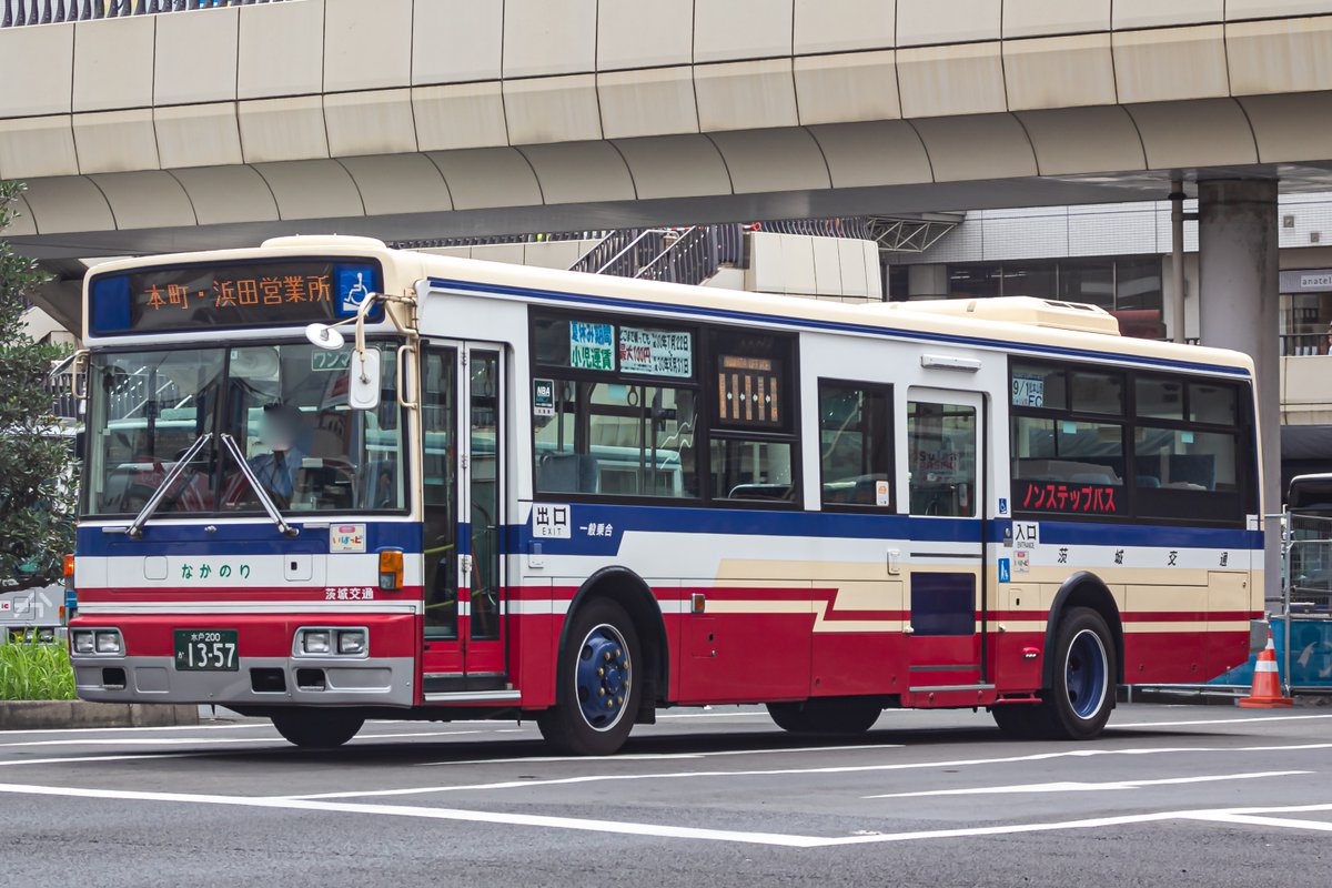 茨城交通
水戸　200　か　1357
2001年式　KL-JP252NAN
元京王バス

復刻塗装を纏うKL-JP。連番の1356も同様の塗装ですが、そちらは太田営業所の所属で、運用上水戸駅には来ないとのこと。