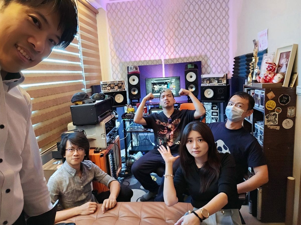 CrescentLament's tweet image. 新EP《薰篋仔內的批》的大小事 — Part 1
⠀⠀
這次我們的新EP，製作人兼錄混音是血肉果汁機的吉他手Matt老師🤘Matt老師的錄音真的很讚，聽完成品後我們都讚不絕口！此外，這次的後製是由瑞典工作室Fascination Street Studios操刀，品質也超棒！
⠀⠀
10/20《薰篋仔內的批》數位版，即將推出！