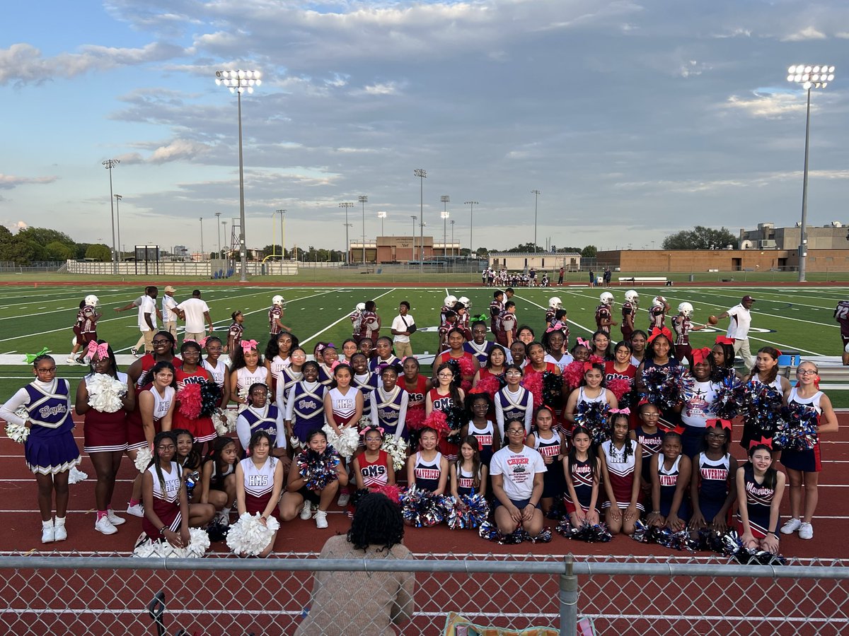 OlleCheer25's tweet photo. Tuesday night lights 📣✨ Miller Intermediate cheer joined us to hype up the Olle vs Holub game! 💙❤️ https://t.co/kRMLhI5C6h