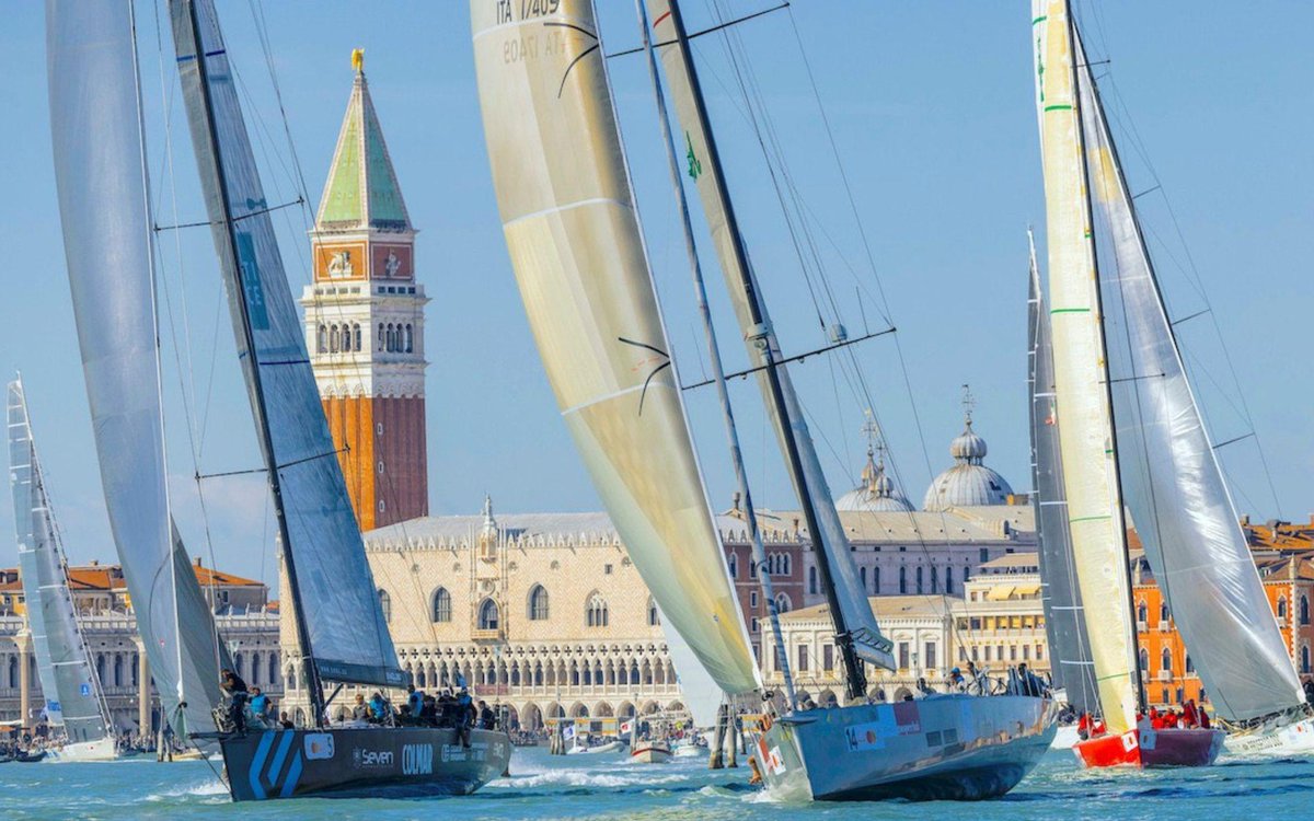 Diciotto maxi yacht si sfidano nel Bacino di San Marco sabato 18 ottobre per la dodicesima #VeniceHospitalityChallenge, unica regata al mondo che si corre interamente nelle acque interne di una città.
Dal 16 ottobre le barche saranno ormeggiate ala Giudecca e visitabili