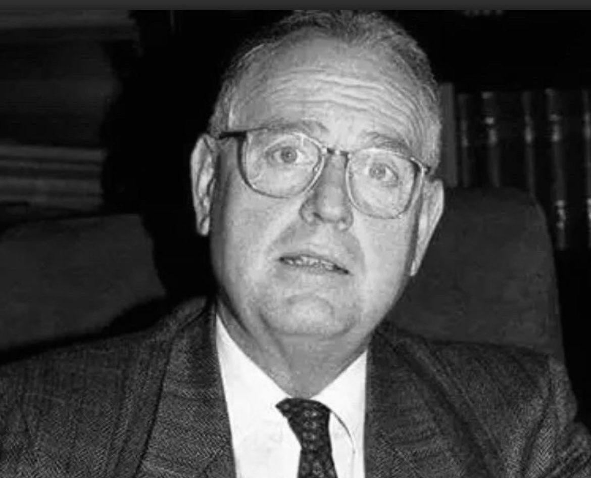 Hoy se cumplen 25 años del asesinato de Luis Portero a manos de ETA, un fiscal valiente e independiente que empeñó su vida en estudiar y aplicar la ley.
Fue y será un ejemplo de honestidad profesional y coherencia personal.
Descanse en paz.