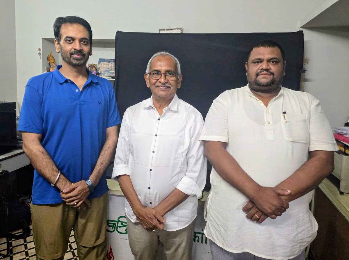Shri Bijay Kumar Patnaik, IAS, former Chief Secretary, Government of Odisha, and  Youth Leader Sarada Prasanna Swain visited my residence office in Cuttack today. 

Both leaders expressed deep concern over the current tense situation in Cuttack. We had a thoughtful discussion on
