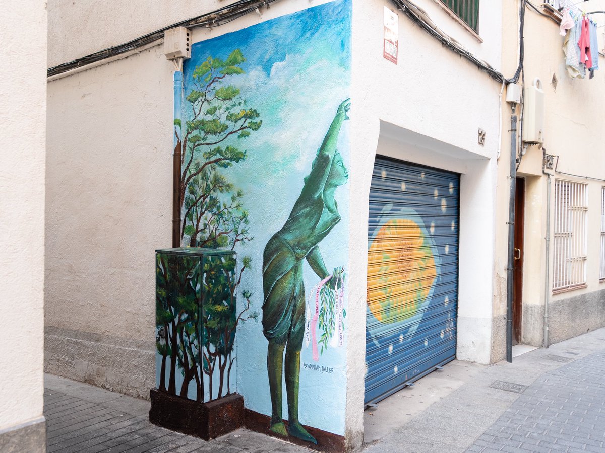 🎨 Ja podeu veure acabats els cinc murals impulsats i finançats per l'Ajuntament i creats per l’artista lloretenca Eva Ramos, que embelliran façanes i places dels carrers del nucli antic