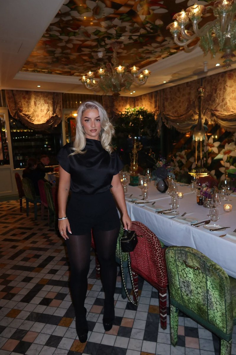 Another of this gorgeous blonde #tights #heels