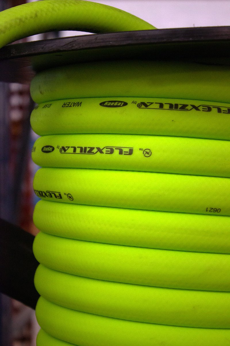 SeawayFPG's tweet image. Downtime costs money, that’s why @Flexzilla Pro Water Hoses are field-repairable.

Each hose features anodized aircraft aluminum fittings that can be cut &amp;amp; replaced right on-site.

#fluidpower #industrialhose #fieldrepairs #lessdowntime #toughdemands