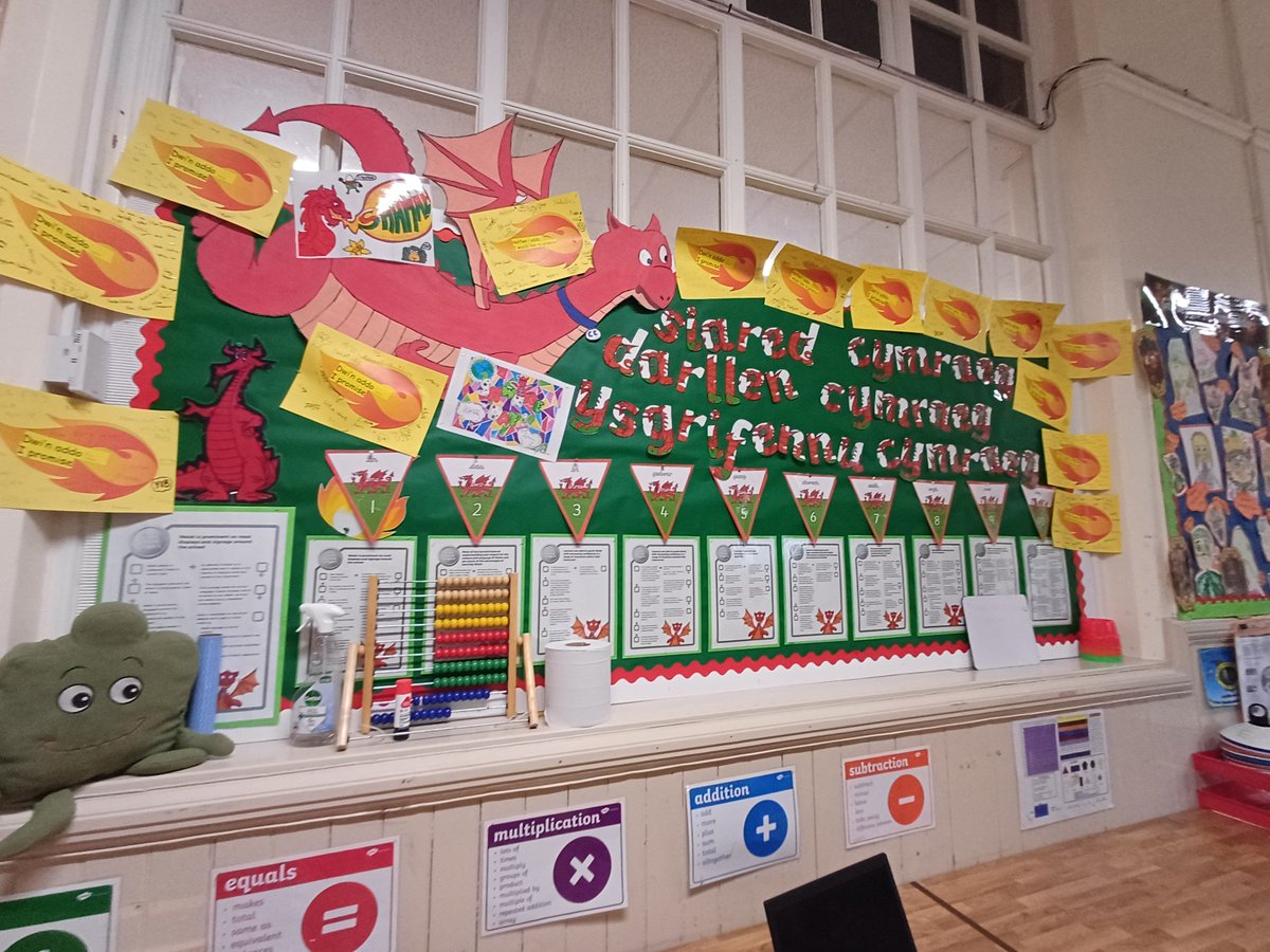 Cymraeg2XL's tweet photo. Hyfryd i weld yr arddangosfa newydd yn @victoriaprimary/ What a stunning and thought provoking display. Always a 'pleser' to visit! @StanwellSchool @CSCLLC @cscsiarteriaith @ValeofGlamorgan #siarteriaith #siarter #Welsh #cymraeg2050 https://t.co/7P3t75uCvX