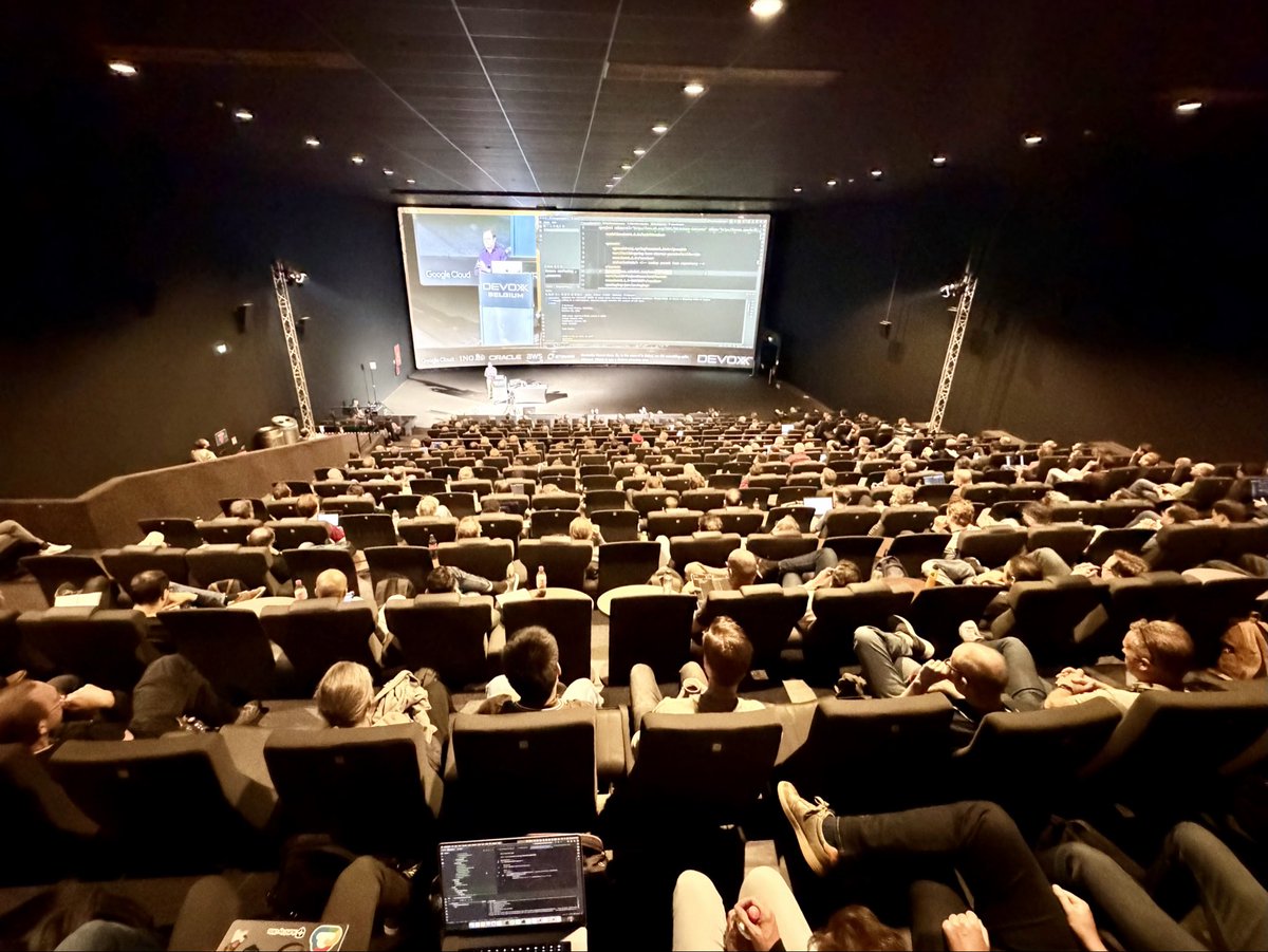 jtdavies's tweet image. Full house today at @springrod’s Embabel talk at @Devoxx Belgium.