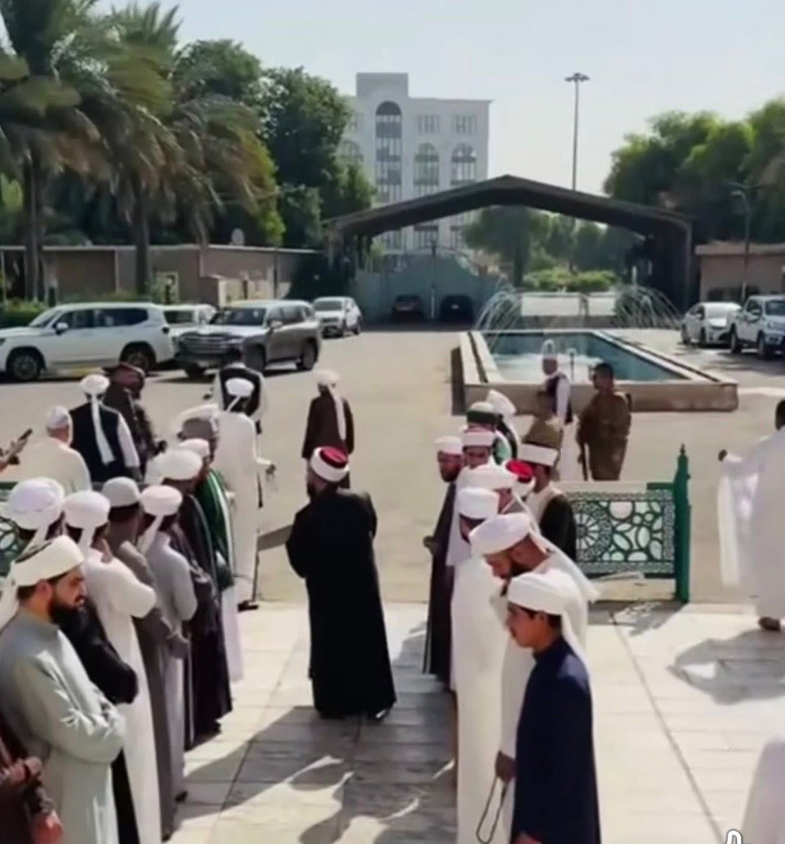 moola_abood's tweet image. روز رايس؟ تخيل عمر بن الخطاب وعلي بن أبي طالب چانوا عدهم كل واحد بغلة ورافع الرفاعي عنده روز رايس لايختلف معممي السنة عن معممي الشيعة بالسرقات والحرمنة..!!
#تهي_بهي