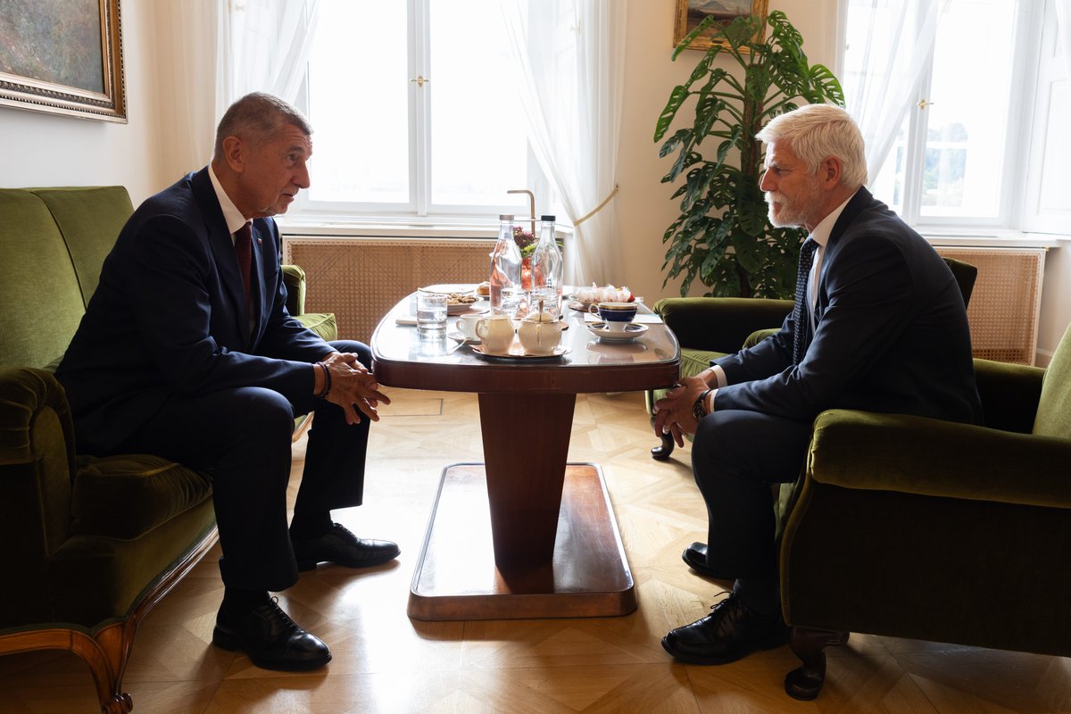 prezidentpavel's tweet photo. Pozval jsem dnes předsedu hnutí ANO Andreje Babiše na setkání na Pražském hradě, aby mě informoval o postupu vyjednávání s politickými stranami o vzniku vlády.

Andrej Babiš deklaruje zájem dál vyjednávat se stranami SPD a Motoristé sobě. Další strany zastoupené ve sněmovně zájem účastnit se rozhovorů nebo konzultací neavizují.

Zdůraznil jsem předsedovi hnutí ANO, že proces vzniku vlády není možné uspěchat i vzhledem k ústavní a legislativní proceduře.

Zopakoval jsem principy, které považuji za zásadní – a veřejně jsem je sděloval před volbami i po nich. Tyto principy budou pro mé rozhodování klíčové v procesu vzniku a jmenování vlády. Jsou to principy, na kterých stojí náš demokratický stát a které zosobňuje Ústava České republiky.

- Česká republika je pevně zakotvena v Evropské unii, její zahraniční politika je v souladu s mezinárodním právem a klade důraz na lidskou důstojnost a lidská práva.
- Bezpečnostní zárukou pro zemi je členství v NATO, které je nezpochybnitelné.
- Česká republika zachovává a podporuje instituce demokratického státu, nezávislost médií veřejné služby, autonomii vysokých škol a svobodného vzdělávání, nezávislost justice, státního zastupitelství, policie, bezpečnostních složek, ale i dalších státních orgánů.

Konkrétní vyjádření těchto principů budu sledovat v koaliční smlouvě, v rozdělení resortů i v personálním obsazení ministerstev i v nastavení společných programových priorit navrhované vlády.

Budu dále konzultovat s představiteli politických stran a hnutí o vývoji a stavu politických jednání na straně vznikající koalice i nově se formující opozice.

Požádal jsem Andreje Babiše, aby mě s předstihem seznámil s prioritami a směřováním budoucí možné koaliční vlády, rovněž s návrhem rozdělení resortů a jejich personálním obsazením. Jsem připraven jednat s nominanty politických stran na členy vlády a diskutovat jejich priority a postoje.

Předsedu vlády hodlám jmenovat nejdříve po skončení ustavující schůze Poslanecké sněmovny Parlamentu ČR s přihlédnutím k předchozím personálním konzultacím a po prostudování programových dokumentů budoucí vládní koalice.