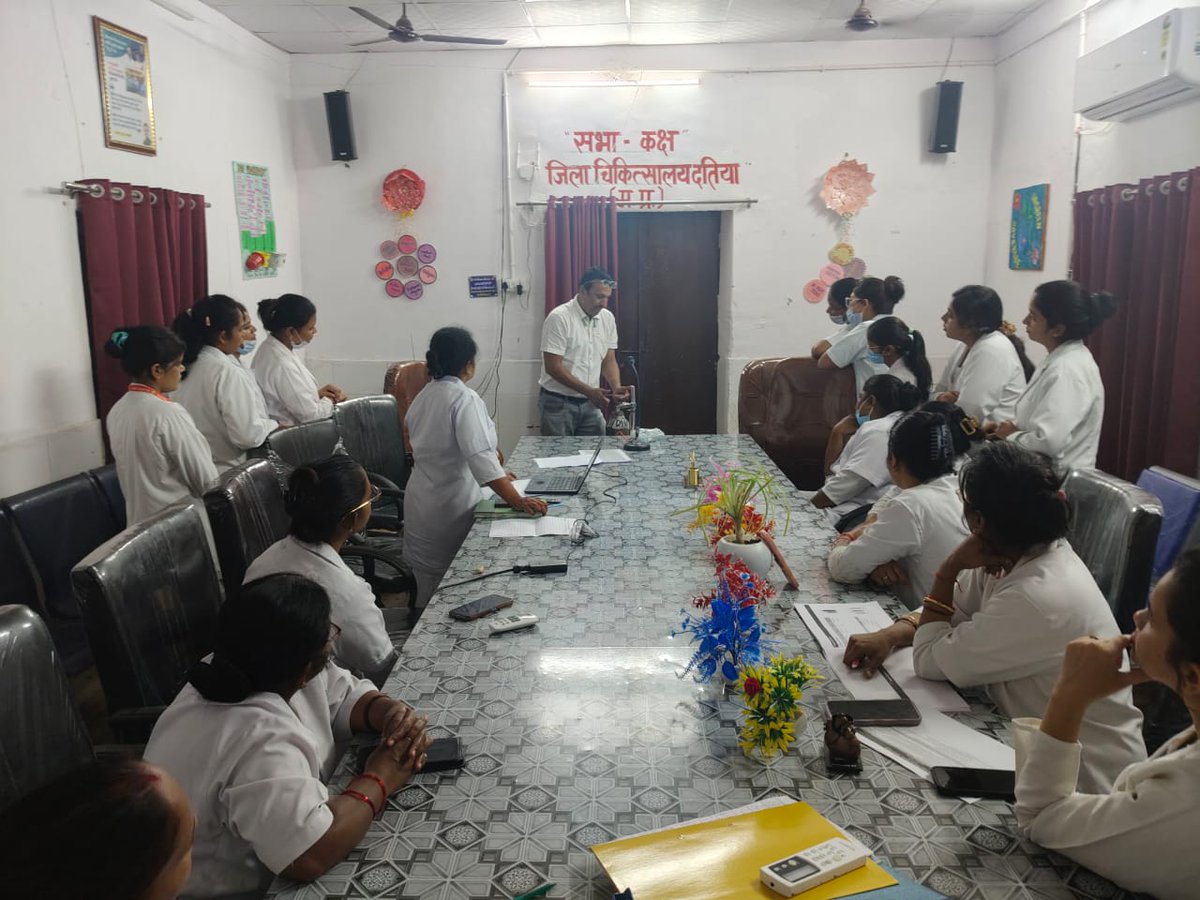 DHDatia's tweet photo. जिला चिकित्सालय दतिया में ऑक्सीजन कार्यशाला आयोजित की गई, जिसमें नर्सिंग ऑफिसर को ऑक्सीजन के सुरक्षित, प्रभावी और न्यायसंगत उपयोग पर प्रशिक्षण दिया गया। सिविल सर्जन डॉ. के. सी. राठौर ने कहा कि ऑक्सीजन का सही और समय पर उपयोग मरीजों के जीवन को बचाने में निर्णायक भूमिका निभाता है। https://t.co/JAnVABlYUc